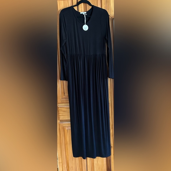 Bellatrix black maxi dress. Long sleeves with side pockets. New w/Tag. Size 1X - Picture 11 of 12